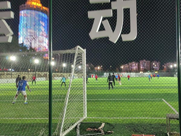 青島奧林成功完成美高美酒店足球場建設